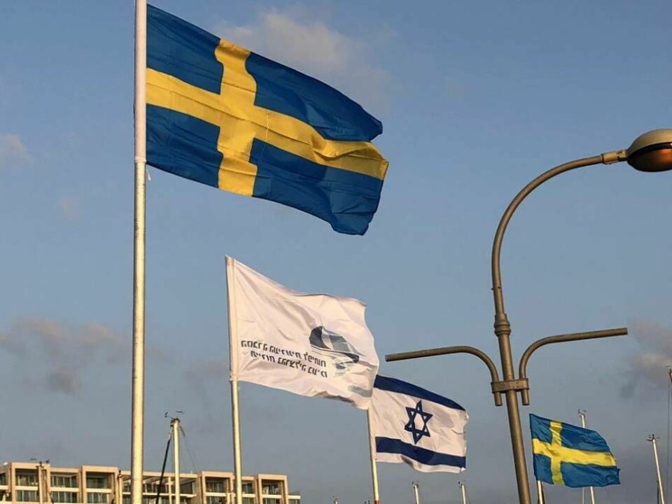 Svenska och israeliska flaggor sida vid sida i hamnen i Herzliya. Foto: Lukas Berggren
