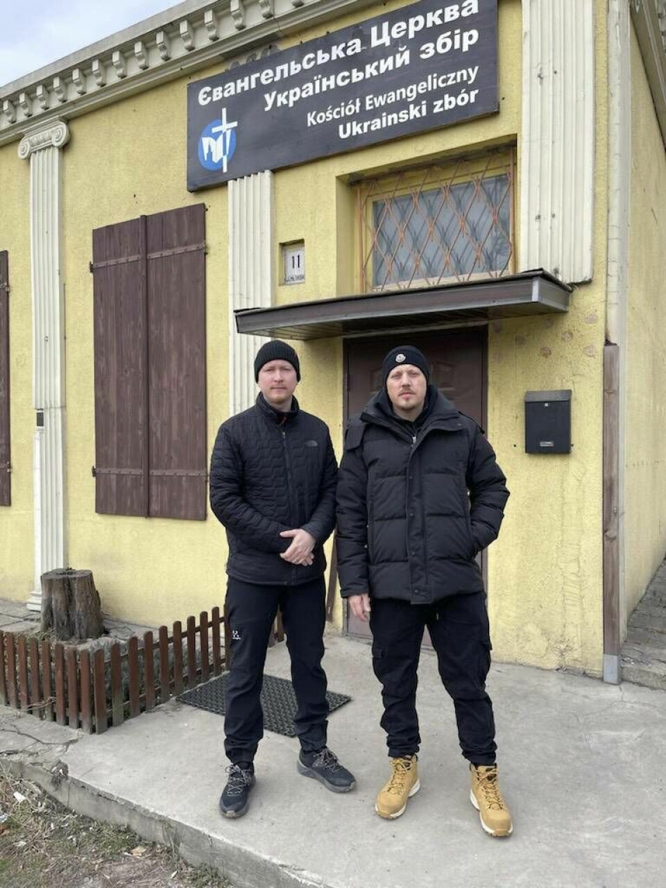 Kenneth Lillqvist (t v) och Sebastian Stakset (t h) står utanför kyrkan Ukrainian Evangelical Community. Foto: Privat