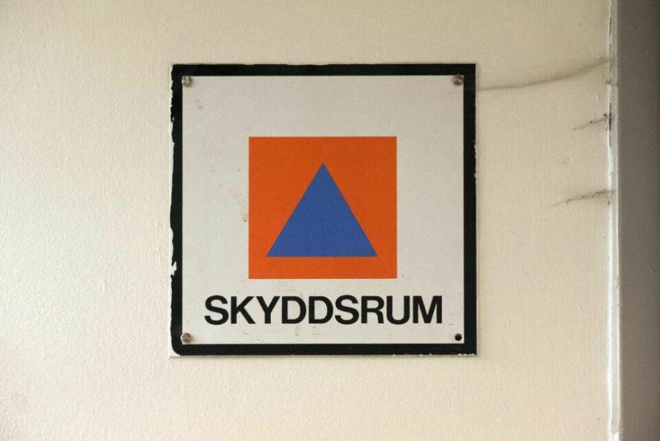 Alla skyddsrum och byggnader med skyddsrum ska vara märkta med en skylt som har en orange fyrkant med blå triangel och texten SKYDDSRUM. Foto: Mikael Good