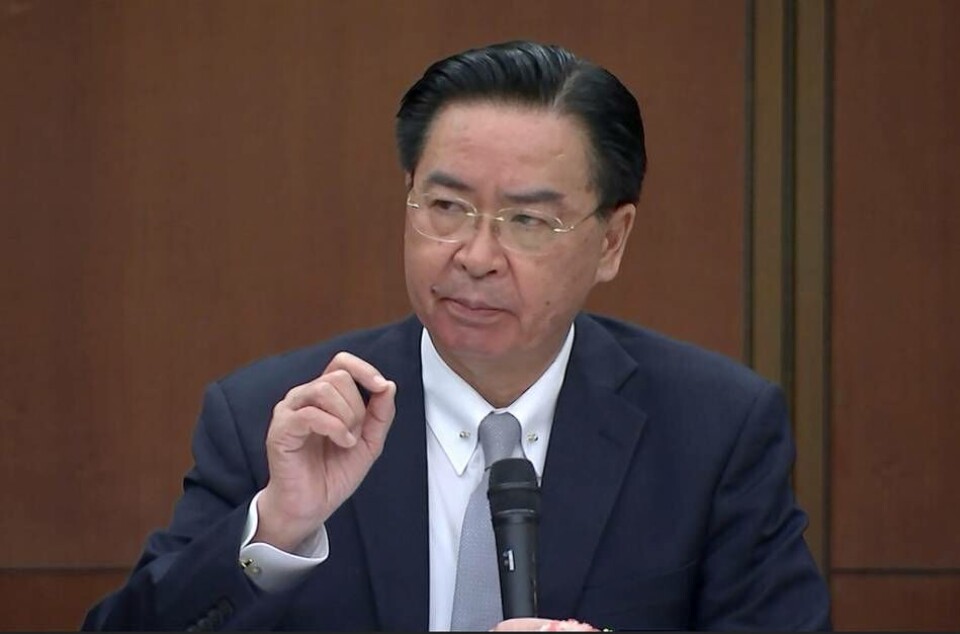 I artikeln beskriver Taiwans utrikesminister Joseph Wu Kina som ett auktoritärt land som ”sköter sina affärer enligt en mycket annorlunda filosofi” – en intervju som nu riskerar förvärra relationerna mellan Kina och Israel. I artikeln beskriver Taiwans utrikesminister Joseph Wu Kina som ett auktoritärt land som ”sköter sina affärer enligt en mycket annorlunda filosofi” – en intervju som nu riskerar förvärra relationerna mellan Kina och Israel.