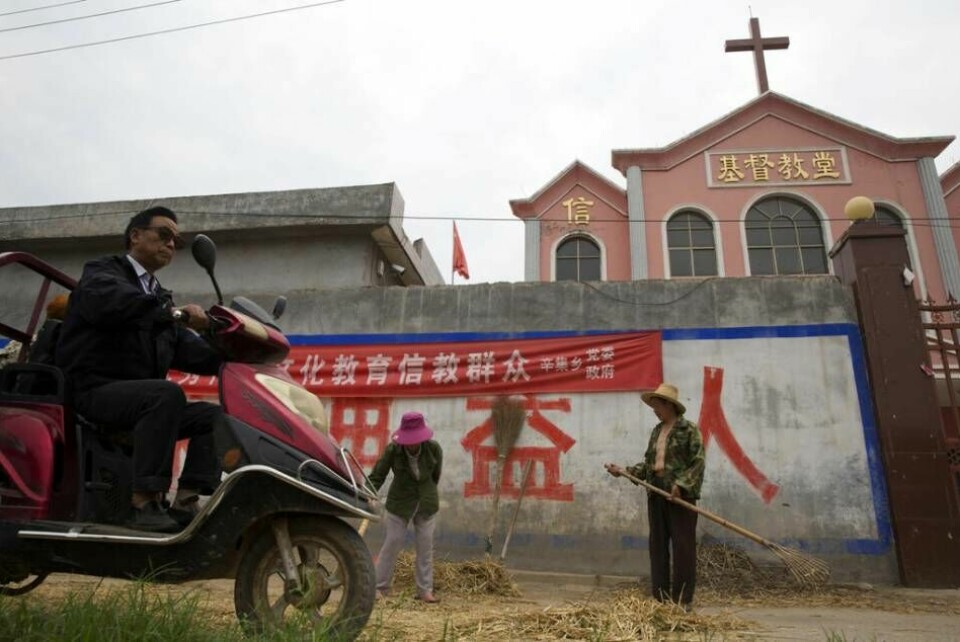 Kinesiska kyrkor måste ofta visa kommunistiska propagandabudskap. På denna banderoll utanför en kyrka i Henanprovinsen uppges det stå: ”Utbilda de troende i utmärkt kinesisk traditionell kultur”. Foto: Ng Han Guan/AP/TT
