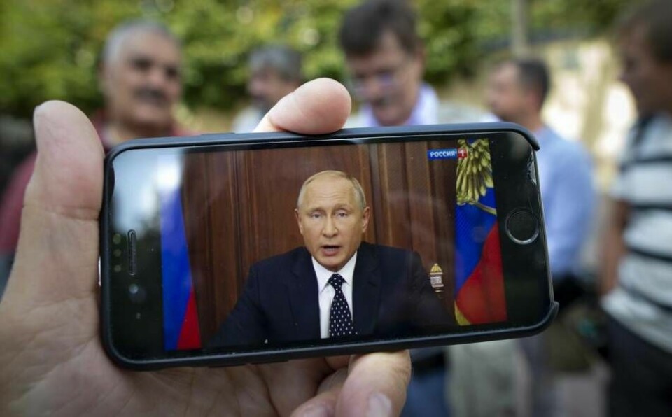 President Vladimir Putins framträdanden i rysk stats-tv ska numera inte kunna ses av tittare i EU-länderna, enligt ett EU-beslut. Foto: Alexander Zemlianichenko/AP/TT