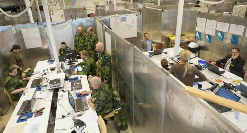Militär och civila arbetar sida vid sida under en tidigare övning.