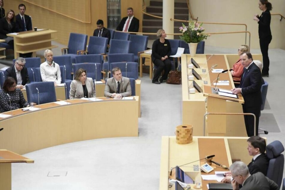 Statsminister Stefan Löfven (S) läser regeringsförklaringen inför den samlade riksdagen. Foto: Anders Wiklund/TT