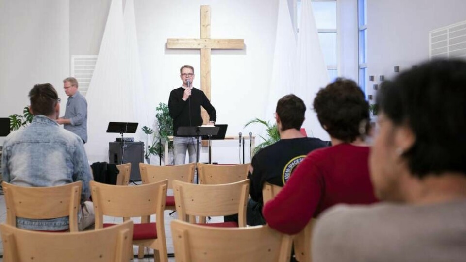 Sveriges församlingar har nu huvudbry med frågan hur man ska kunna hålla gudstjänst utan att bryta mot restriktionerna. Foto: Mikael Good
