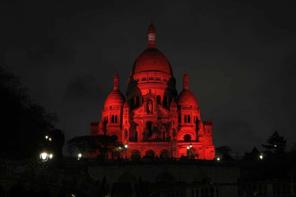 Den ikoniska basilikan Sacre-Cœur Basilica i Paris lystes upp av av rött ljus den 24 november, i solidaritet med förföljda kristna runt om i världen.