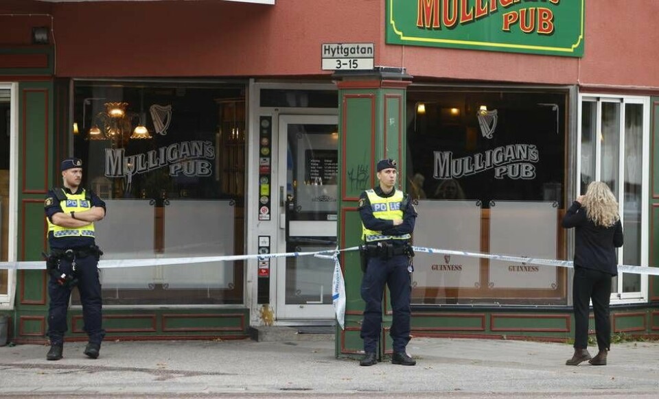 Två män har dött i samband med en skottlossning i centrala Sandviken. Ytterligare en man och en kvinna har skadats. Foto: Henrik Hansson/TT