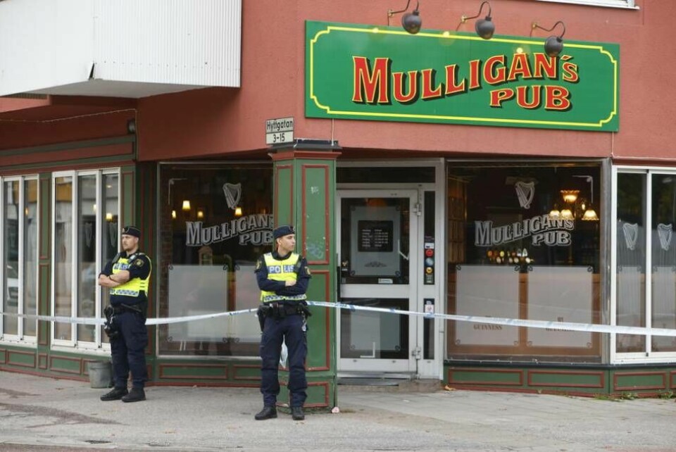Polisen utanför brottsplatsen i Sandviken. Foto: Henrik Hansson / TT