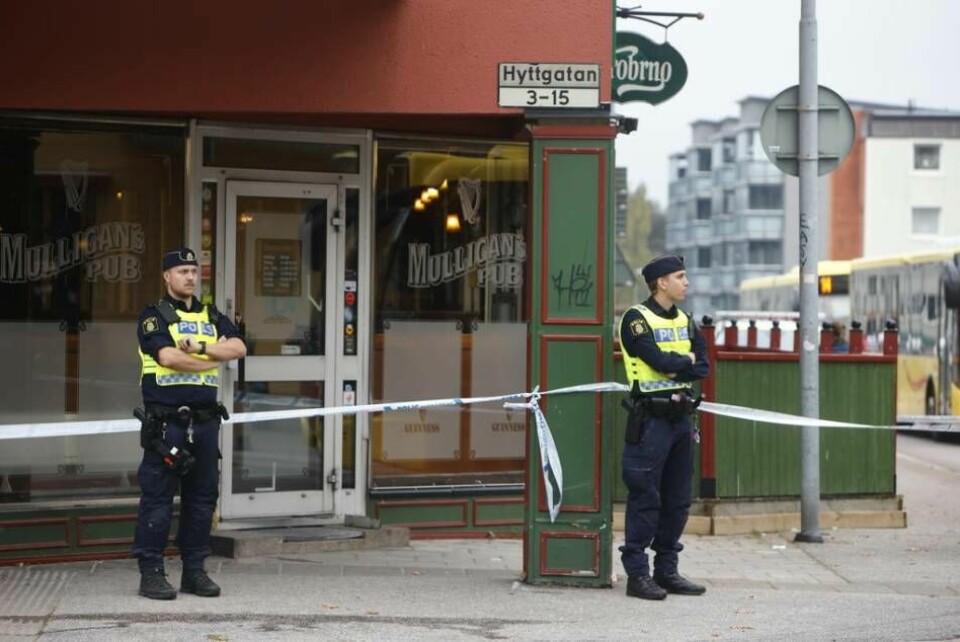 Avspärrningar utanför puben i Sandviken. Foto: Henrik Hansson / TT