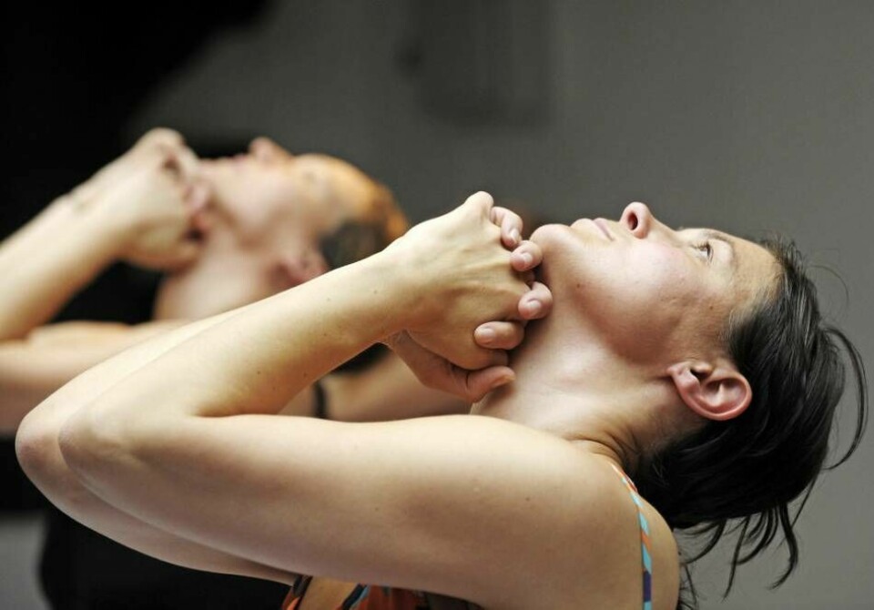 Yogans rörelser är utformade för hinduismens olika gudar. Det säger läkaren Albertus Magnus Sterner och menar att yogans religiösa bakgrund tydligt måste delges patienter. På bilden utövas så kallad 'Bikram Yoga'. Foto: Leif R Jansson / TT