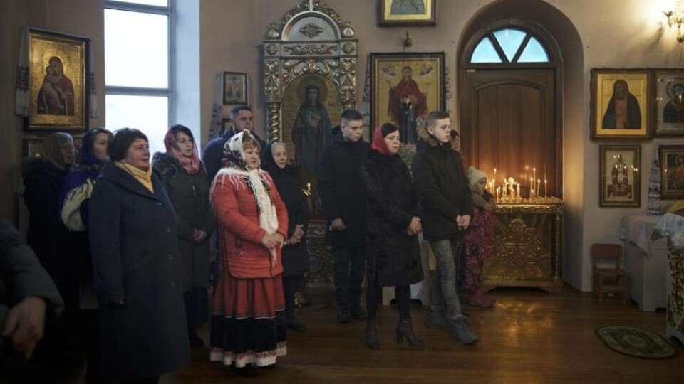 Många ukrainska ortodoxa kristna valde att fira jul enligt västvärlden, den 25 december, som en markering mot den ryska ortodoxa kyrkans stöd till Putins krig i Ukraina. Många ukrainska ortodoxa kristna valde att fira jul enligt västvärlden, den 25 december, som en markering mot den ryska ortodoxa kyrkans stöd till Putins krig i Ukraina.