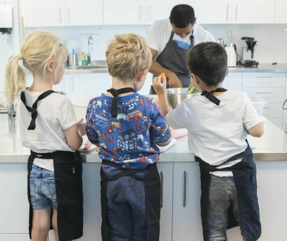 Barn lagar mat på en förskola. Foto: Berit Roald / TT