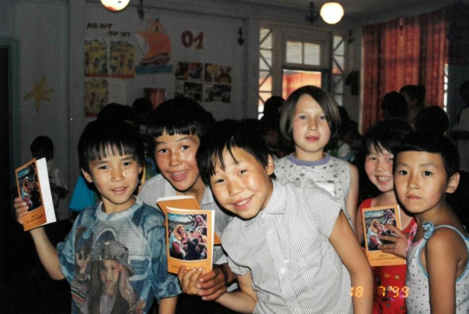 Barn i Sibirien har fått var sin Jesusbok. Foto: Ljus i Öster
