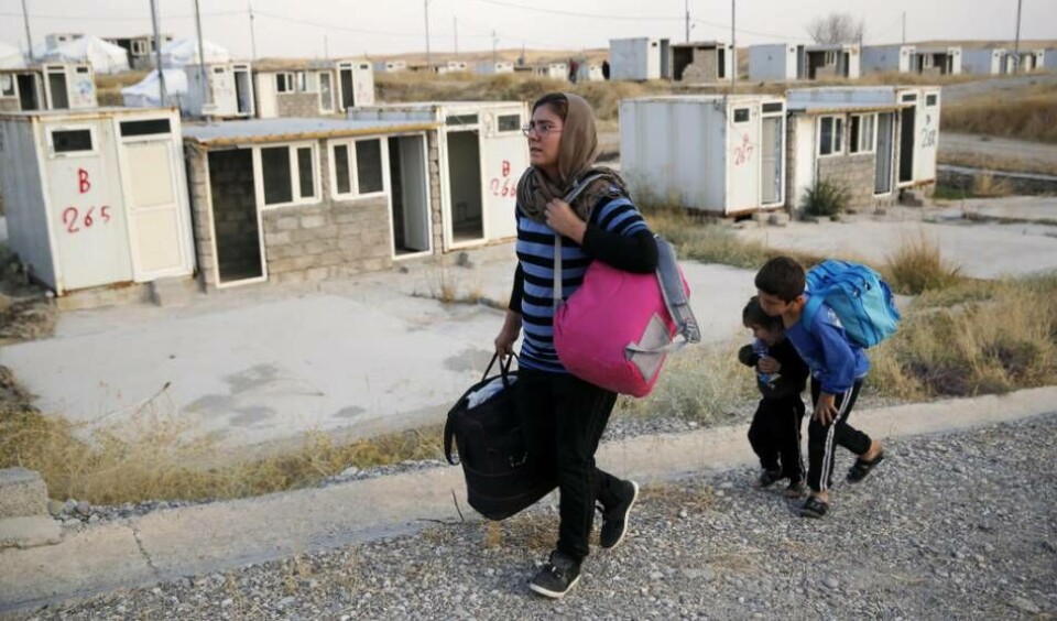 Kristna, syriska flyktingar vittnar om att de blir skrattade åt, hotade och tillsagda att de inte borde ha lämnat islam för kristen tro. På bilden ses en kristen syrisk familj som anländer till ett flyktingläger i Irak. Kristna, syriska flyktingar vittnar om att de blir skrattade åt, hotade och tillsagda att de inte borde ha lämnat islam för kristen tro. På bilden ses en kristen syrisk familj som anländer till ett flyktingläger i Irak.