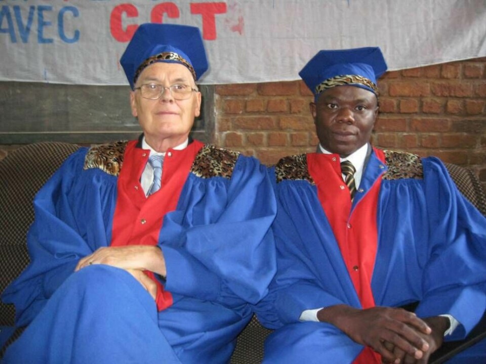 År 2008 lämnade Daniel över rektorskapet på Université Evangélique en Afrique till Gustave Mushagalusa (t h). Foto: Michael Taubert
