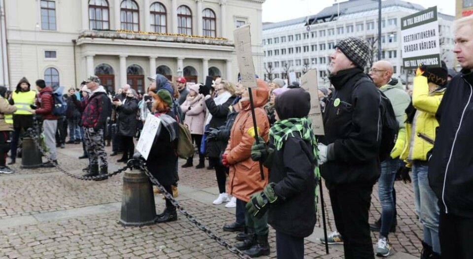 Helgens demonstrationer mot vaccinpass runt om i Sverige och världen samlade tusentals personer. Bilden är från Göteborg. Helgens demonstrationer mot vaccinpass runt om i Sverige och världen samlade tusentals personer. Bilden är från Göteborg.