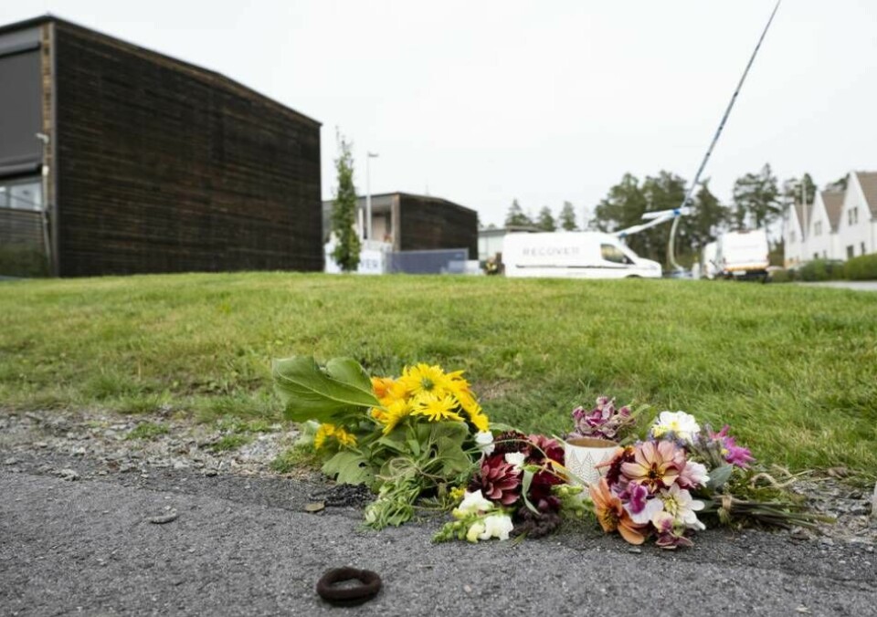 Blommor i vägkorsningen nedanför de förstörda radhusen i Fullerö utanför Uppsala där en kvinna i 25-årsåldern dödades av ett sprängdåd tidigt på morgonen den 28 september. Foto: Pontus Lundahl/TT