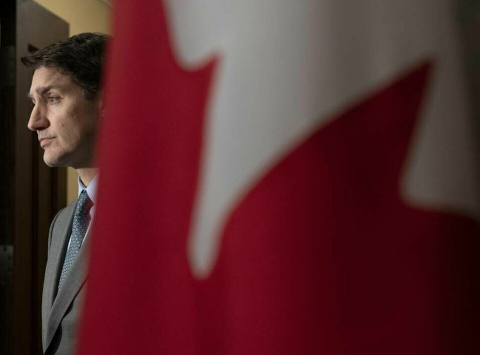 Kanadas liberale premiärminister Justin Trudeau har åter hamnat i skottgluggen efter att korset på landets nationalsymbol ersatts med en snöflinga i samband med kung Charles III kröning. På den infällda bilden syns den gamla nationalsymbolen. Foto: Adrian Wyld/AP/TT & Sodacan; Tomasz ”odder” Kozlowski/Wikipedia/CC BY-SA 3.0