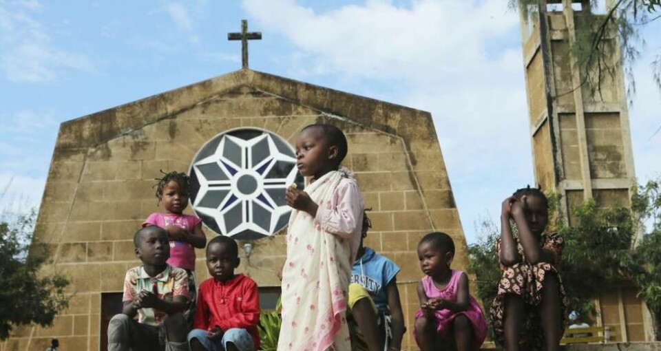 Kristna i Moçambique är hårt ansatta av jihadister. På bilden ses barn utanför en kyrka i Pemba i nordöstra delen av landetn. Foto: Tsvangirayi Mukwazhi/AP/TT