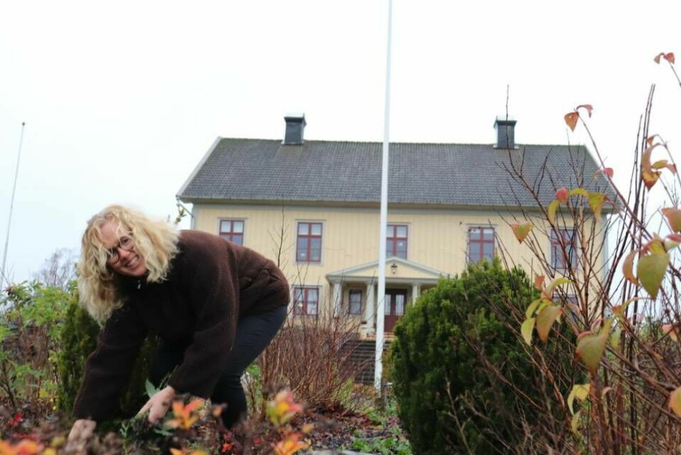 På fritiden pysslar Therese i trädgården, där det bland annat behöver rensas ogräs. Foto: David Spånberger