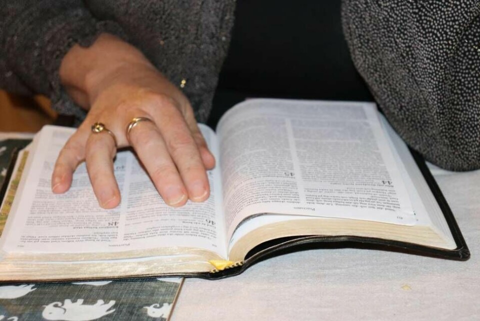 Therese Petersson läser en av sina favoritverser i Bibeln, Psaltaren 46:2. Foto: David Spånberger