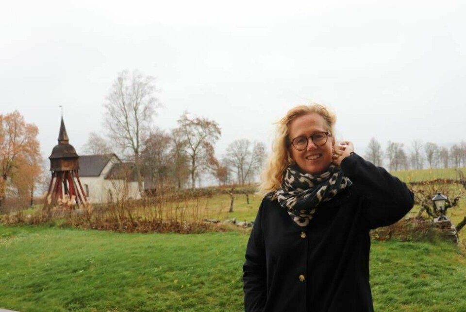 Therese Petersson bor med utsikt över både en sjö och en medeltidskyrka. Foto: David Spånberger