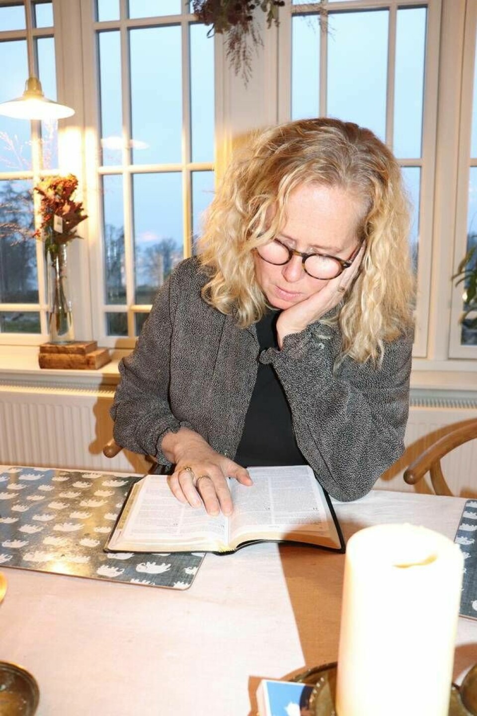 Therese Petersson läser en av sina favoritverser i Bibeln, Psaltaren 46:2. Foto: David Spånberger