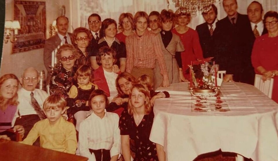 Lewi och hustrun Lydia var duktiga på att samla barn och barnbarn. (Bild från en jul i början av 70-talet.) Foto: Privat