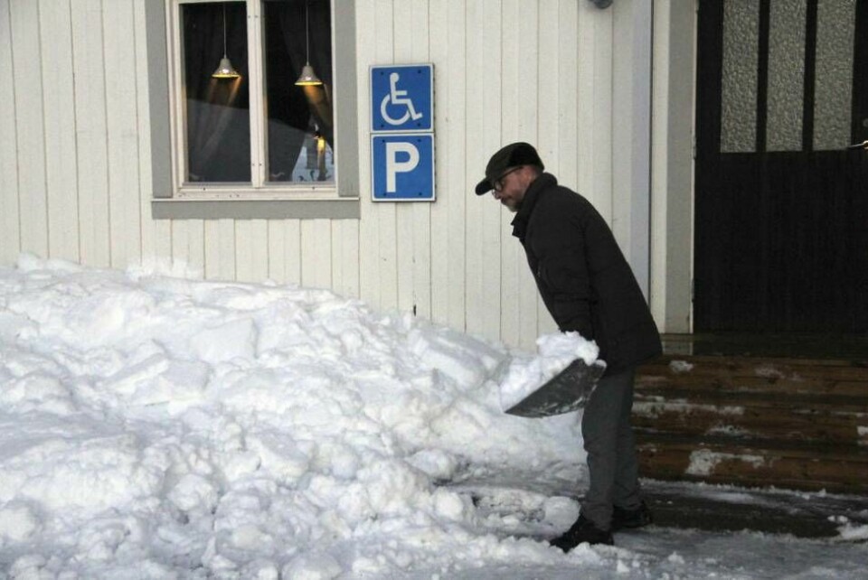 Tidigare tvingades han sitta ner och predika. Nu skottar Sivert snö utanför kyrkan. Foto: Privat