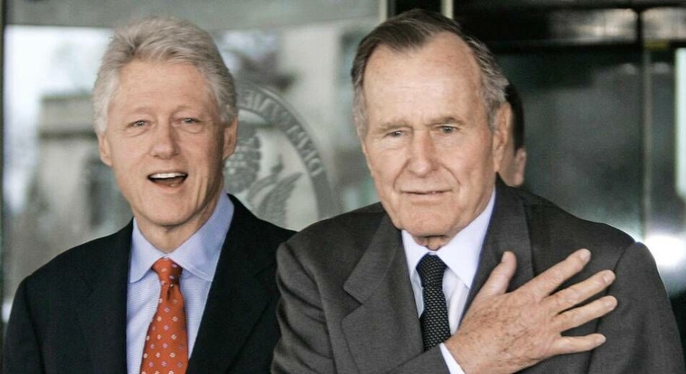 Tidigare presidenten George H. W. Bush, höger, och tidigare presidenten Bill Clinton, i Washington 2005. Tidigare presidenten George H. W. Bush, höger, och tidigare presidenten Bill Clinton, i Washington 2005.