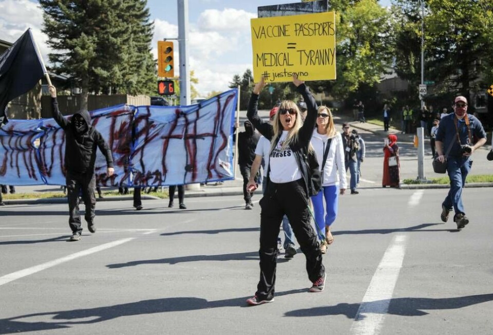 Albertas nya premiärminister Danielle Smith har bett de ovaccinerade i provinsen om ursäkt för den diskriminering de utsattes för under pandemin. Bilden visar protester mot vaccinpass i Calgary, Alberta. Foto: Jeff McIntosh/The Canadian Press via AP/TT