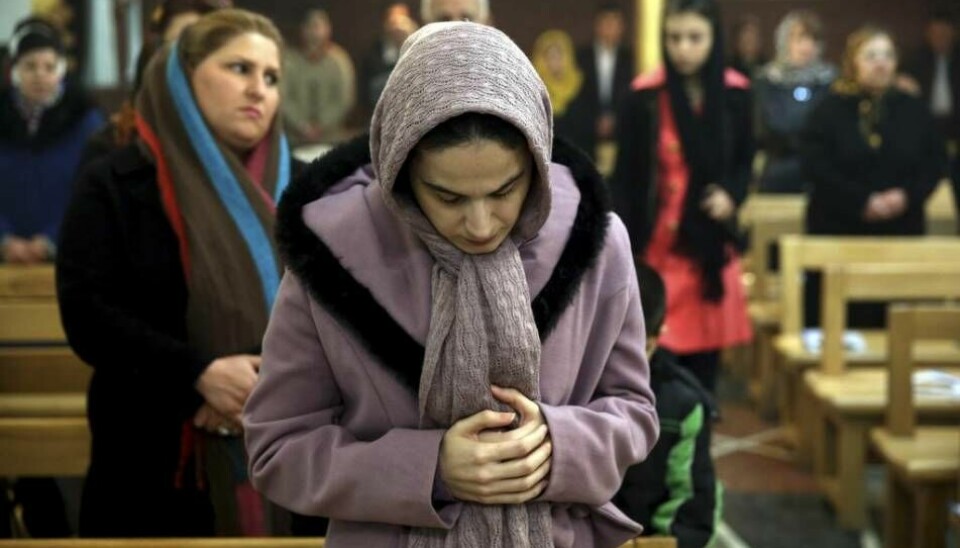 En iransk kvinna ber i en kaldeisk kyrka i Teheran, Iran.