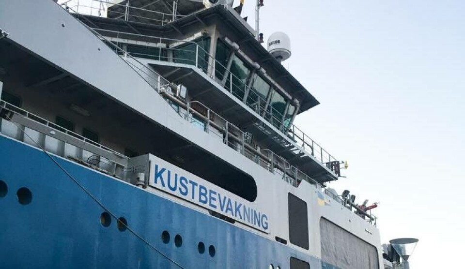 Kustbevakningen finns på plats med en gigantisk båt, likaså ett örlogsfartyg. Kustbevakningen finns på plats med en gigantisk båt, likaså ett örlogsfartyg.