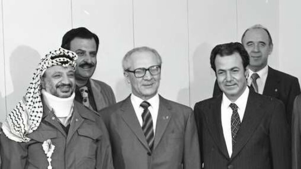 PLO:s ordförande, Yassir Arafat (t v), på besök i Berlin hos DDR:s politiske ledare och statsöverhuvud, Erich Honecker (tredje fr v), 1980. Foto: Hartmut Reiche/Bundesarchiv/Wikipedia