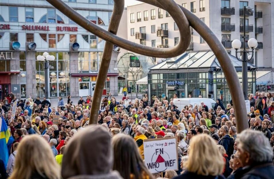 Över 1 500 personer ska ha samlats under nätverket Exit WHO:s manifestation i Stockholm. Foto: Stockholmsfyren