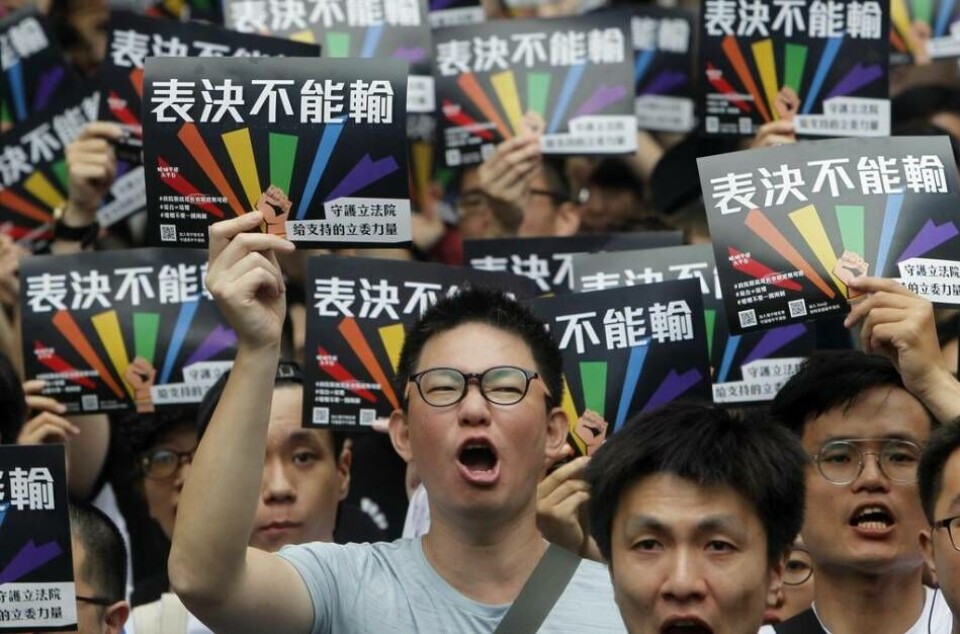 Aktivister samlades på fredagen utanför parlamentet i Taipei i Taiwan för att kräva att ledamöterna röstade igenom en äktenskapslag för samkönade par. Aktivister samlades på fredagen utanför parlamentet i Taipei i Taiwan för att kräva att ledamöterna röstade igenom en äktenskapslag för samkönade par.