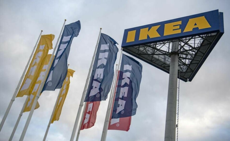 Flaggor och skylt utanför ett IKEA varuhus. Foto: Johan Nilsson/TT