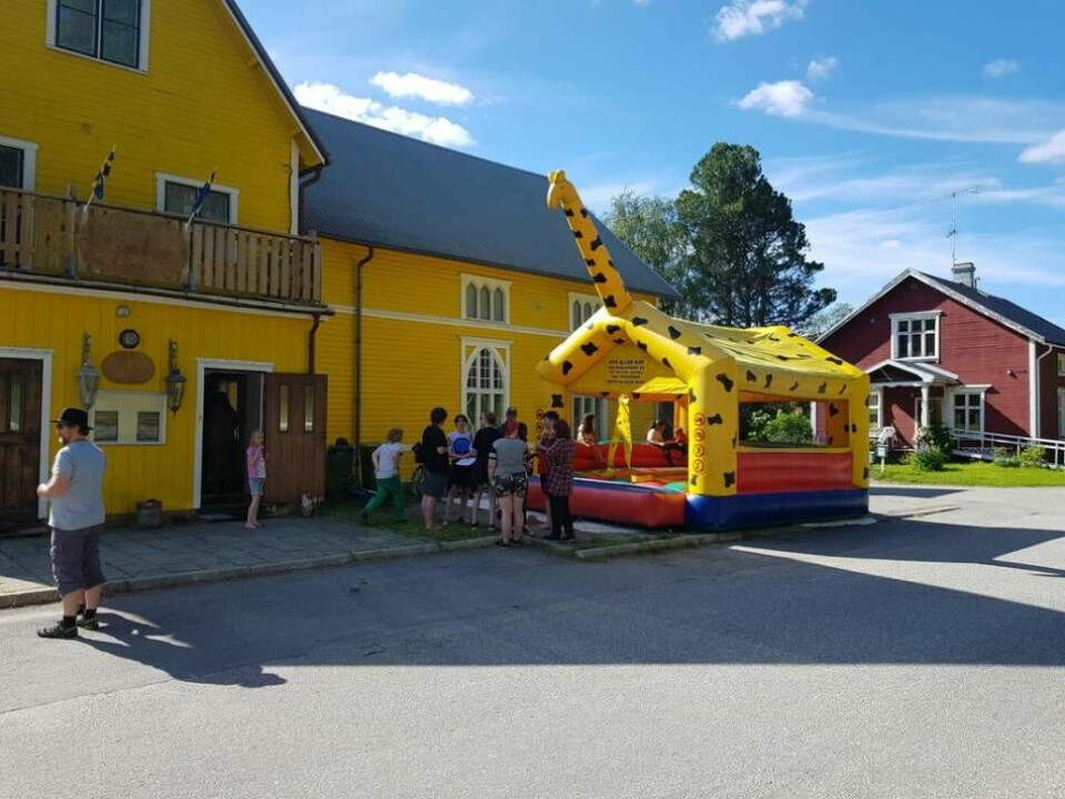 Utanför Himlahägns hus arrangeras aktiviteter för barnen. Foto: Privat
