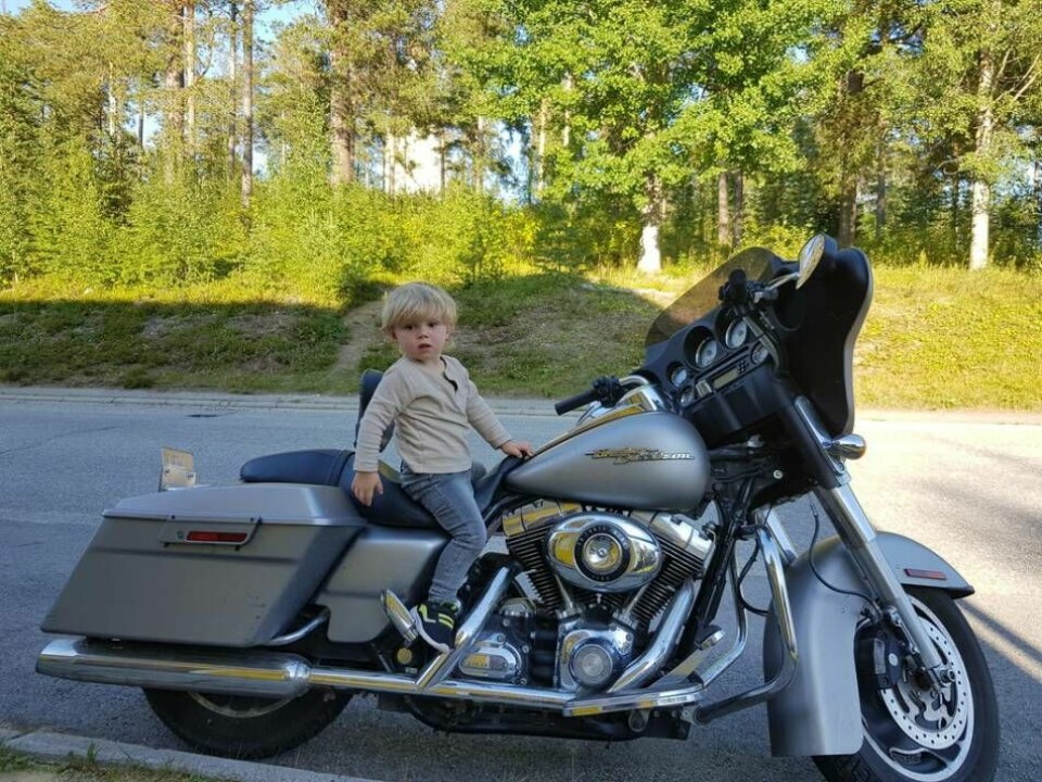 Även Kornelius son Arvid är förtjust i pappas Harley Davidson. Foto: Privat