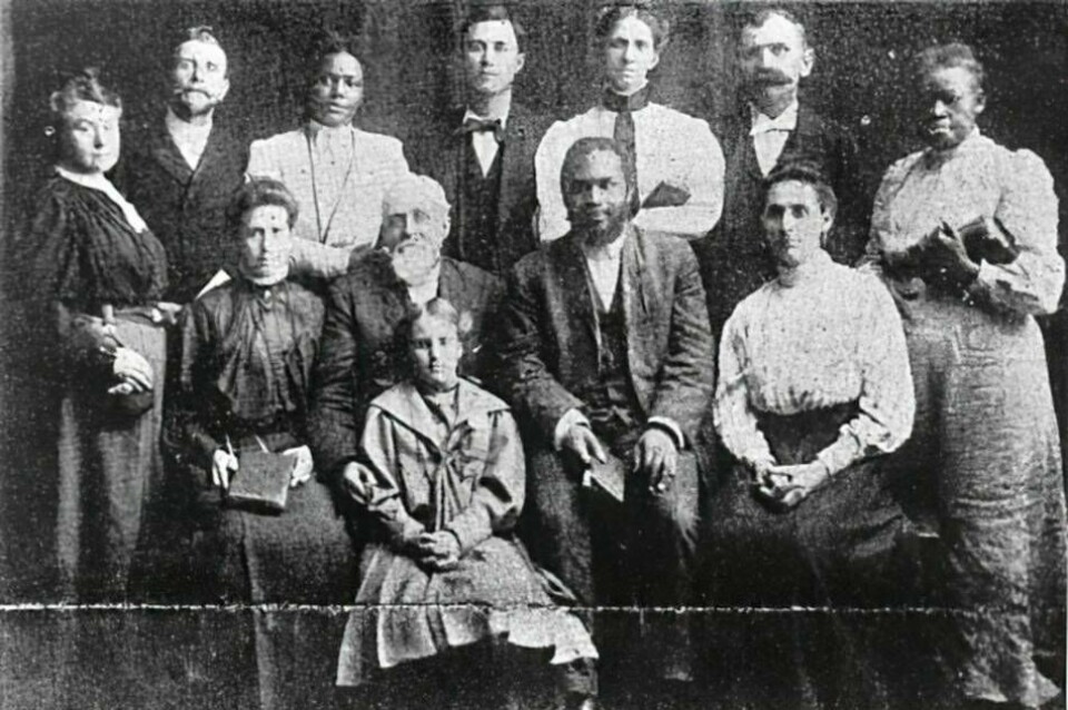 Ledarna för den apostoliska trosmissionen. William Joseph Seymour sitter på första raden, fyra från vänster, hans hustru Jennie är trea från vänster i den bakre raden.. Foto: Okänd/Wikipedia/Public Domain (enlarged)