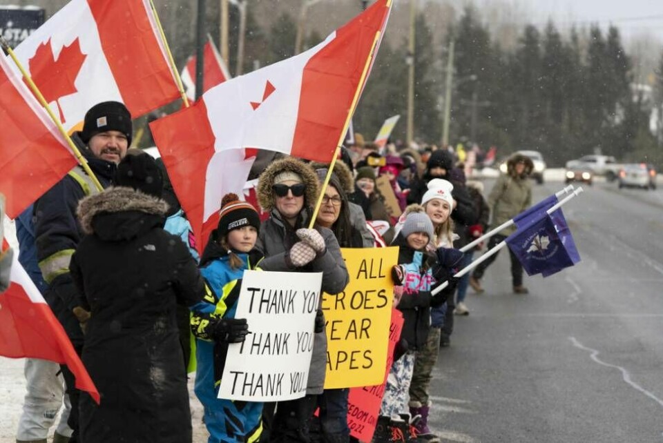 Längs vägar har människor slutit upp för att visa stöd för ”frihetskonvojen” (här i Kakabeka Falls, Ontario). Foto: David Jackson / AP