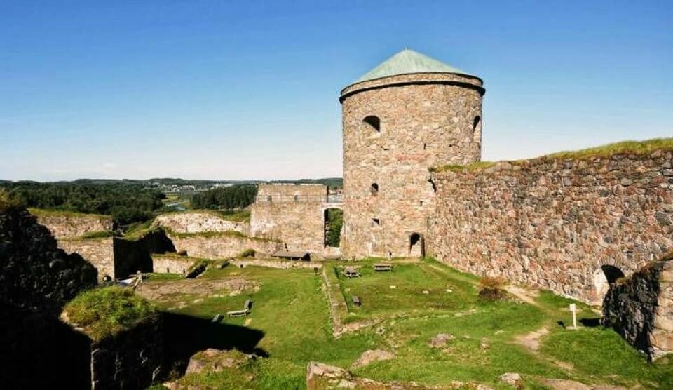 Bohus fästning, belägen på en holme där Göta älv delar sig i Göta och Nordre älv, har under historien varit belägrad 14 gånger, men aldrig blivit militärt erövrad. Bland annat har den fungerat som fängelse. Foto: Wikipedia