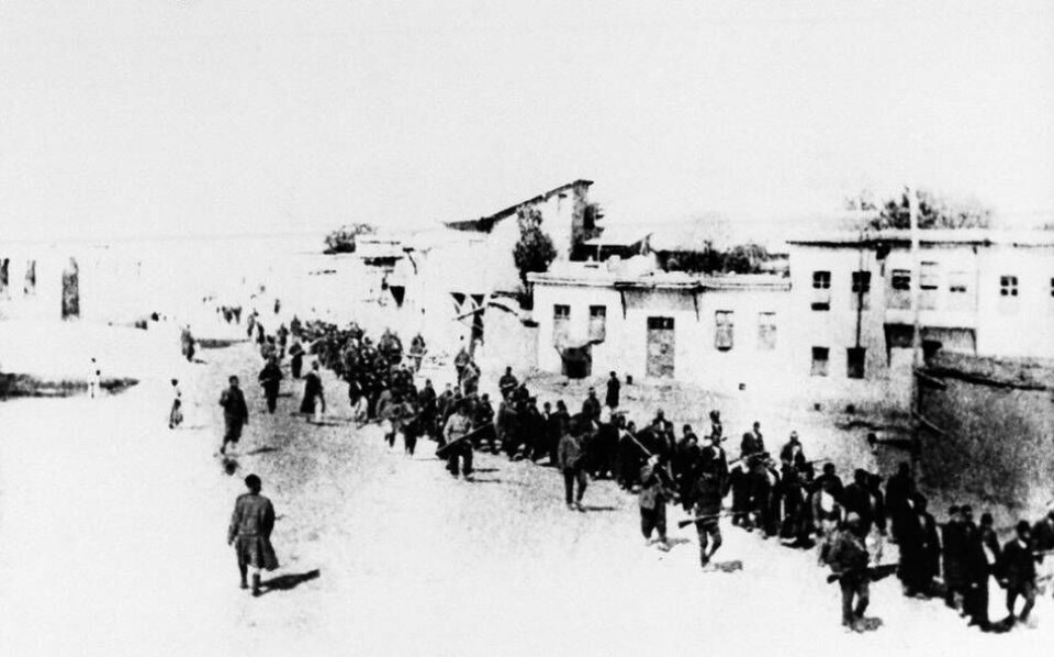 Armeniska män förs bort av turkiska soldater för att avrättas. Historiker har kallat de ottomanska turkarnas slakt av det armeniska folket för det första folkmordet under 1900-talet. Foto: Uncredited/AP/TT