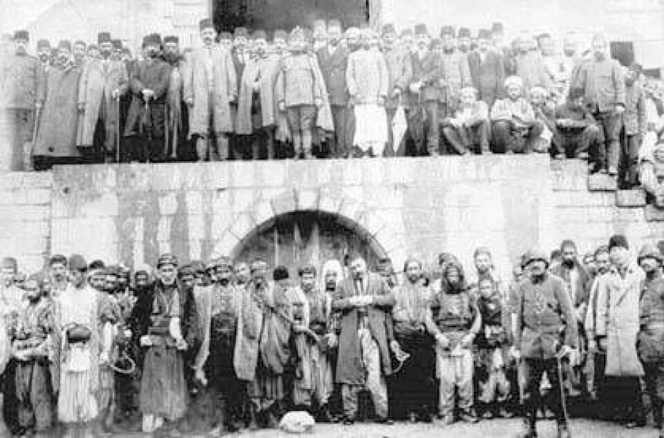 En grupp armenier från Zeytoun som har tvångsförflyttats till Marash, maj 191. Strax efter att fotot togs, brändes och massakrerades alla av turkarna. Marash guvernör står i övre raden. Foto: Folkmordet1915.se