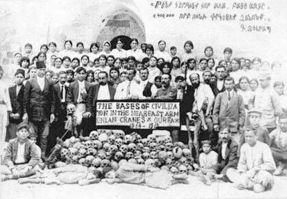 Armeniska flyktingar vid en pyramid som byggts av huvuden av armeniska offer. Foto: Folkmordet1915.se