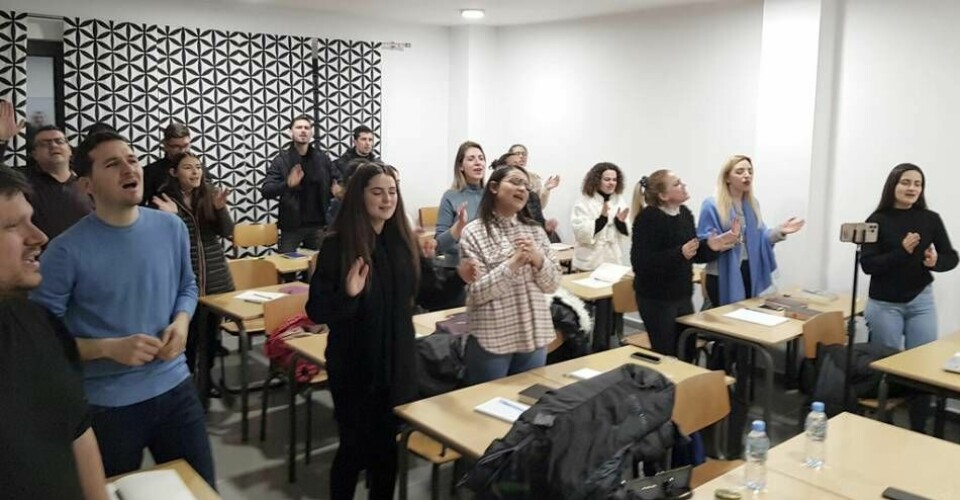 Pastor Akil Panos bibelskola samlades till sin första lektion i Tirana den 17 februari. Foto: Calle Lilja