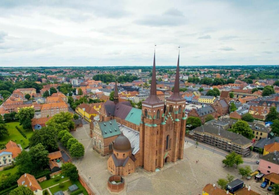 Mette Frederiksen talade om den danska folkkyrkan som en bärande samhällspelare. På bilden syns Roskilde domkyrka från mitten av 1400-talet. Foto: Wikipedia