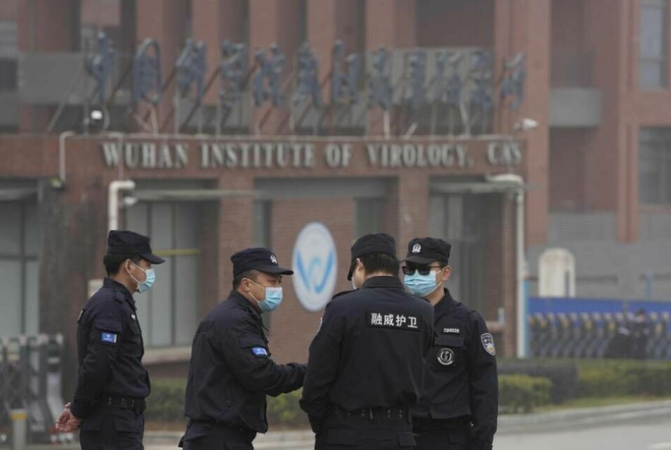 Det krävdes flera månaders förhandlingar för att WHO skulle få komma in i Kina och undersöka var viruset kan ha sitt ursprung. På bilden se säkerhetsvakter utanför Wuhans virologiska institut. Foto: Ng Han Guan/AP/TT