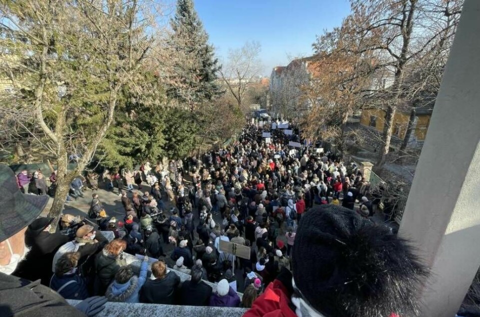 ”Vi vill inte att en åklagare ska kunna säga till oss vad vi får eller inte får citera ur Bibeln”, sade en av personerna som arrangerade den protest som samlade tusentals personer vid Finlands ambassad i Budapest på söndagen.