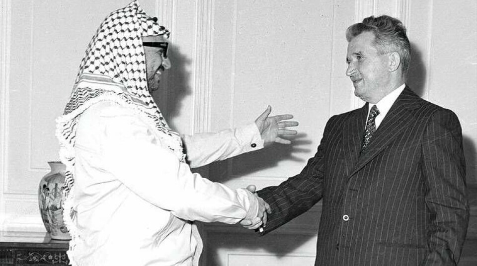Strax innan PLO-ledaren Yassir Arafats (t v) besök i FN instruerades han av den rumänske tyrannen Nicolae Ceaușescu (t h) att låtsas avstå från terror och erkänna Israels existens, samt att upprepa dessa lögner i det oändliga. Och världen lyssnade, påpekar Christina Toledano Åsbrink.